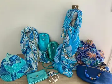 Foulards, sacs et accessoires dans des tons bleus et turquoise.