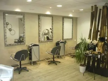 Les fauteuils et les miroirs du salon Escale Coiffure.