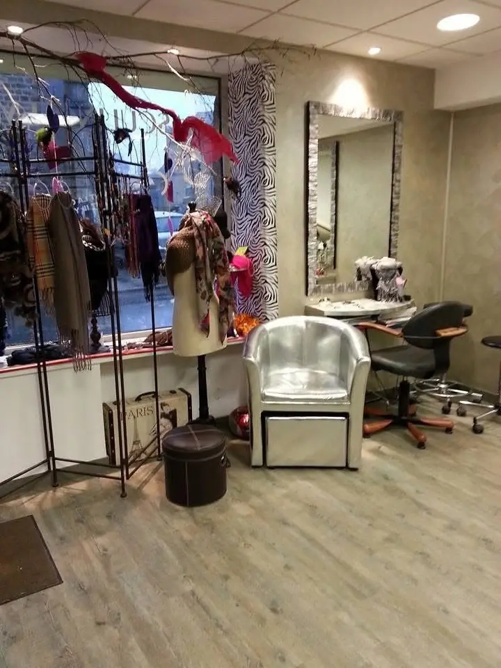 L’espace d’accueil du salon avec son fauteuil argenté et ses accessoires.
