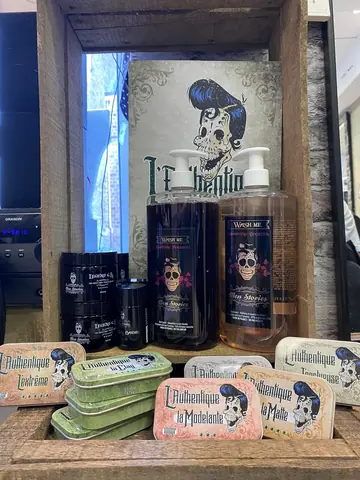 Produits de coiffage et de soin Men Stories présentés au salon.